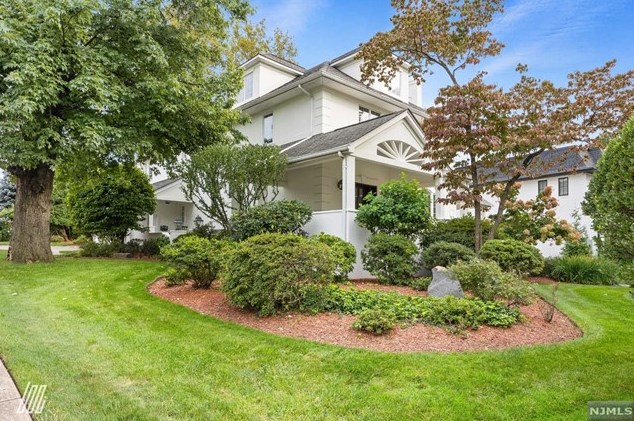 1060 Arcadian Way, West Fort Lee NJ 07024-6306 exterior