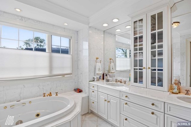 1060 Arcadian Way, West Fort Lee NJ 07024-6306 exterior