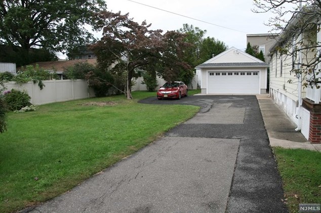 25 Pulaski Ave, Wallington, NJ 07057