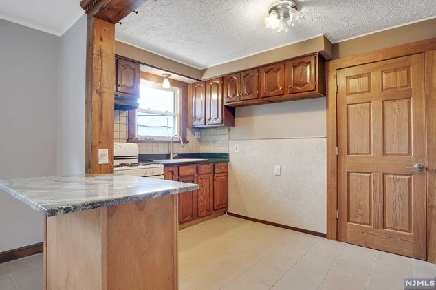 22 Montgomery St, Clifton NJ  07011-3127 exterior