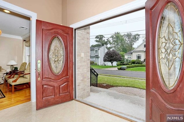 118 Longview Dr, Emerson, NJ 07630-1510