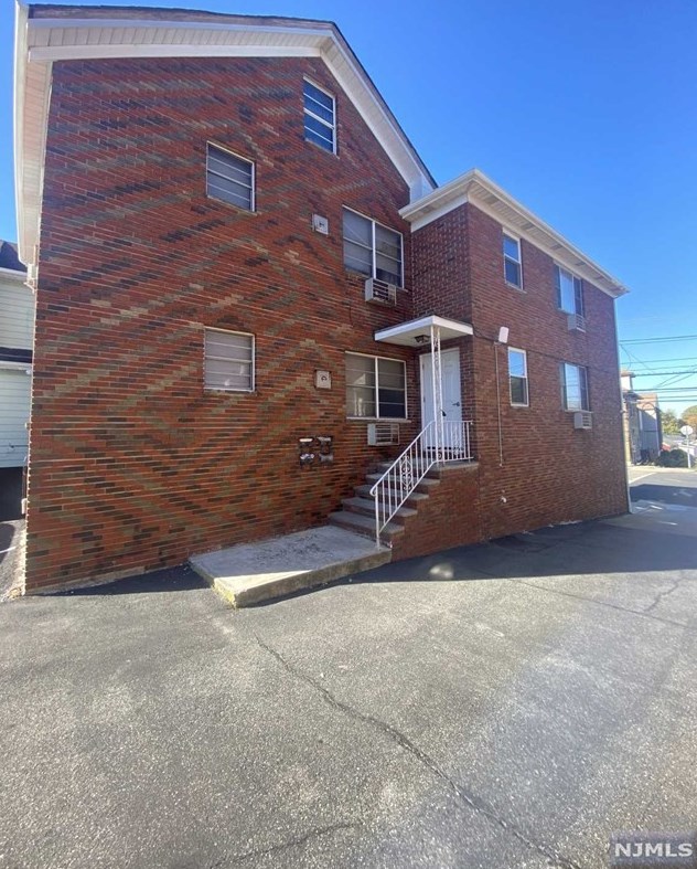 442 Ridge Rd #2rr, Lyndhurst, NJ 07071