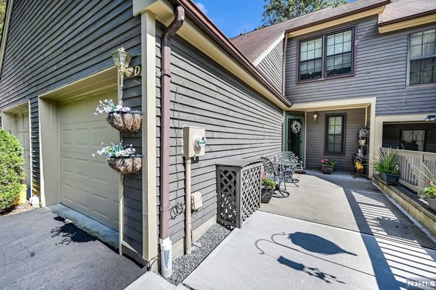 43 Lexington Ln, West Milford, NJ 07480