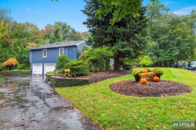 2 Van Wyck St, Montvale, NJ 07645