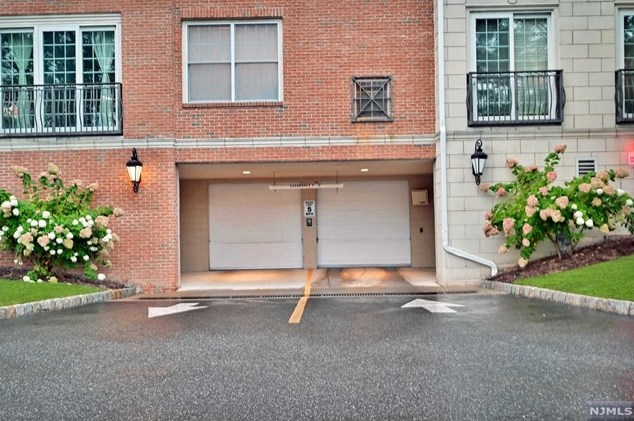 3208 The Plz, Tenafly NJ  07670-1044 exterior