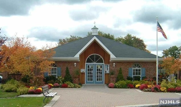 107 Raintree Ln, Mahwah, NJ 07430