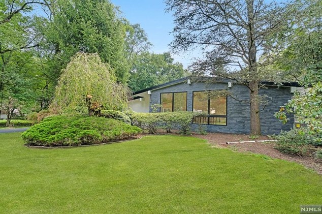 68 Woodcliff Lake Rd, Upper Saddle River, NJ 07458