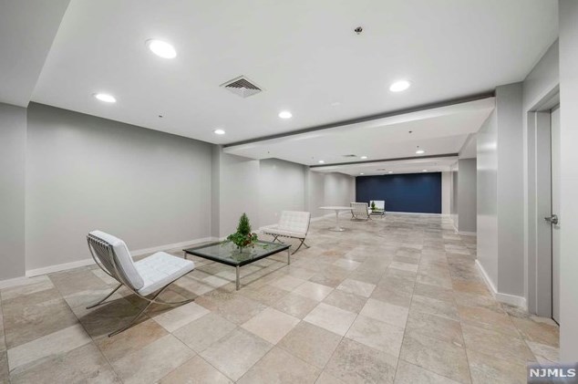 100 Thompson Ln #2d, Edgewater, NJ