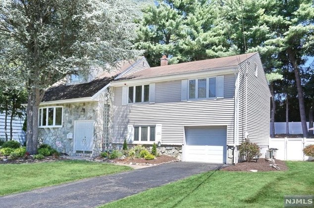 28 Yardley Ct, Ridgewood, NJ 07452