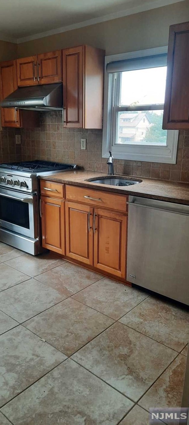 208 Valley Brook Ave, Lyndhurst NJ  07071-1848 exterior