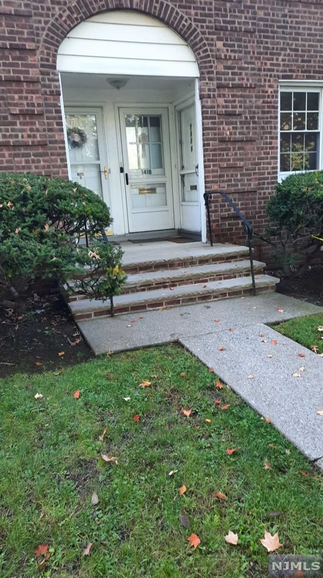 141 River Dr, Elmwood Park, NJ 07407