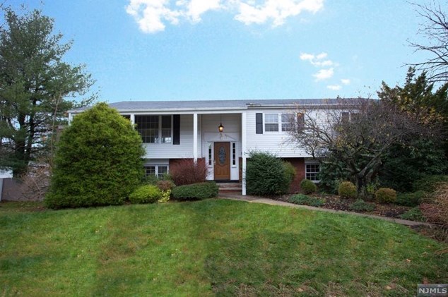4 Palisade Ct, Cresskill, NJ 07626