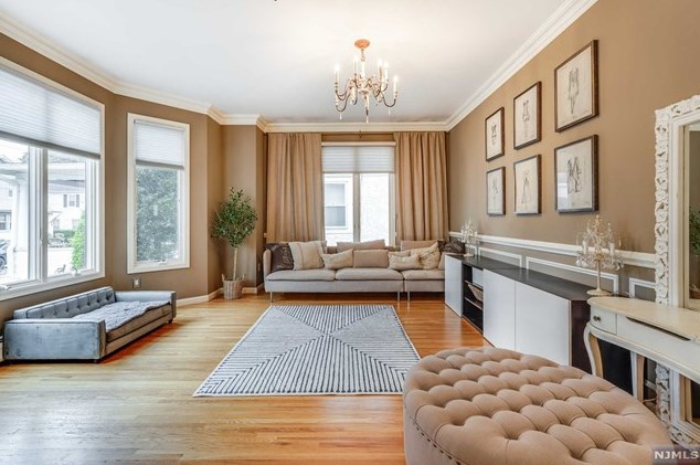 1033 Kingsland Ln, West Fort Lee, NJ 07024