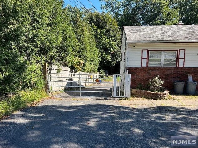33 Karen Dr, Mahwah, NJ 07430