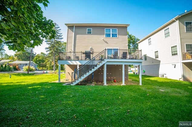 22 River Rd, Oakland, NJ 07436