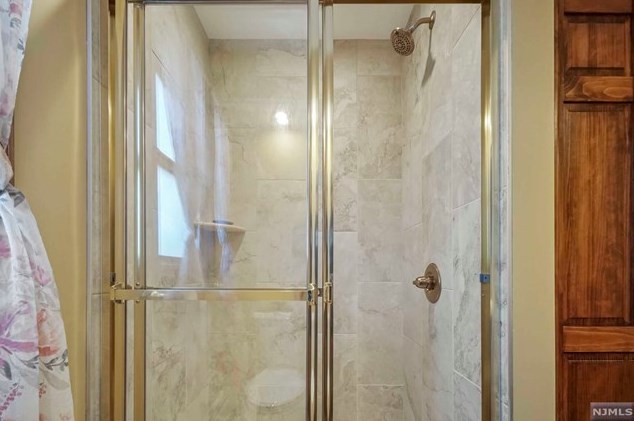 401 Page Ave, Lyndhurst NJ  07071-2417 exterior