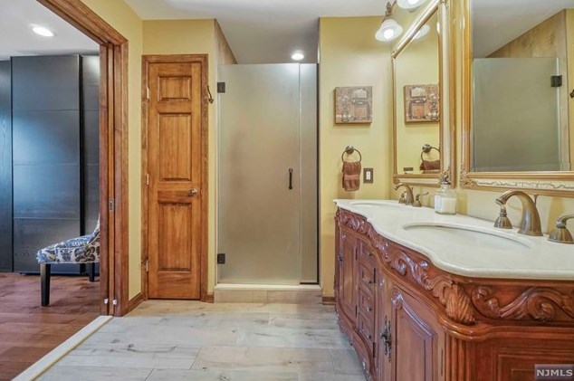 401 Page Ave, Lyndhurst NJ  07071-2417 exterior