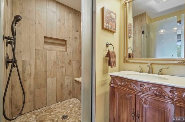 401 Page Ave, Lyndhurst NJ  07071-2417 exterior