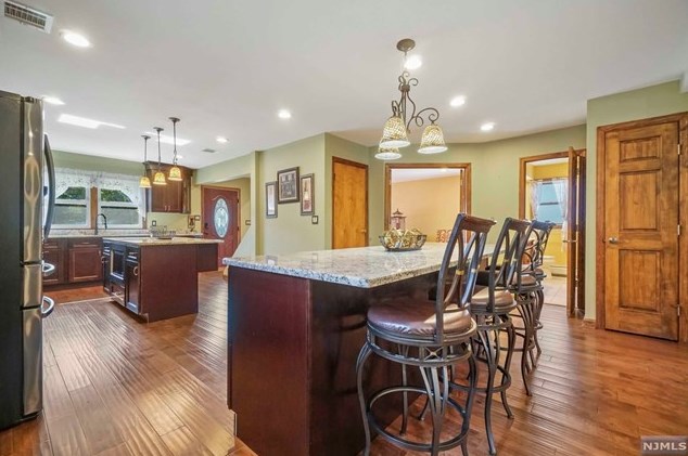 401 Page Ave, Lyndhurst NJ  07071-2417 exterior