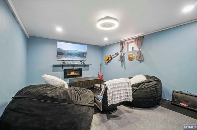 401 Page Ave, Lyndhurst NJ  07071-2417 exterior