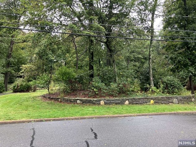 711 Cheyenne Dr, Franklin Lakes, NJ 07417