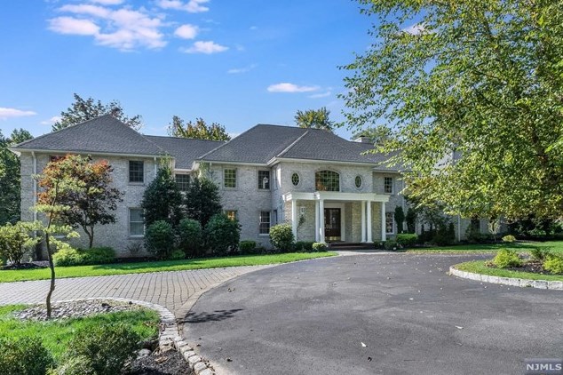 31 Wildwood Rd, Upper Saddle River, NJ 07458