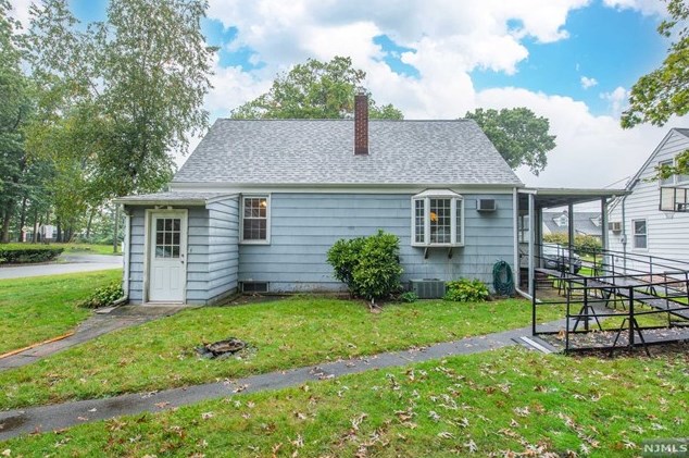 32 Woodland Dr, Hasbrouck Heights, NJ 07604