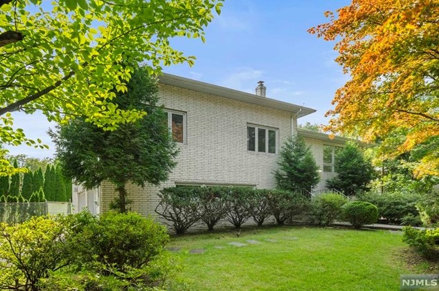 39 Summit St #1, Englewood, NJ 07632