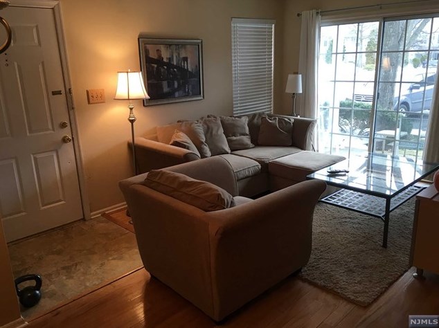 1076 Cambridge Ct, Mahwah, NJ 07430