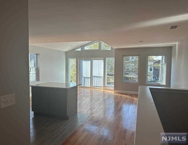 118 Littleton Ave #2, Newark, NJ 07103