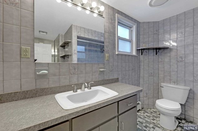 549 Freeman St, Lyndhurst NJ  07071-1909 exterior