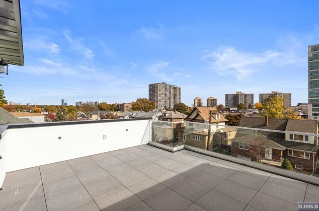 693 Hillside Ave, Cliffside Park NJ 07010-2009 exterior