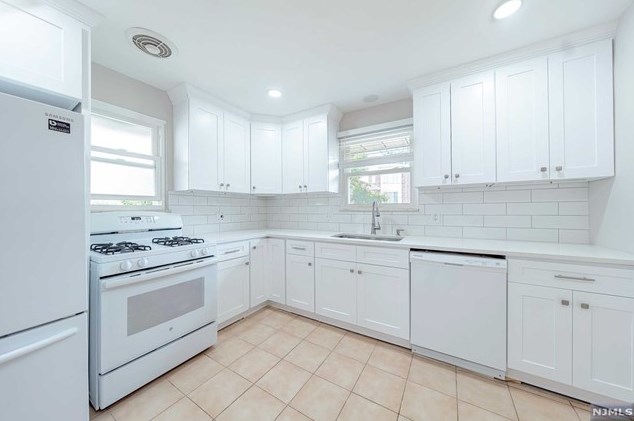 461 9th St #2nd Fl, Palisades Park, NJ 07650