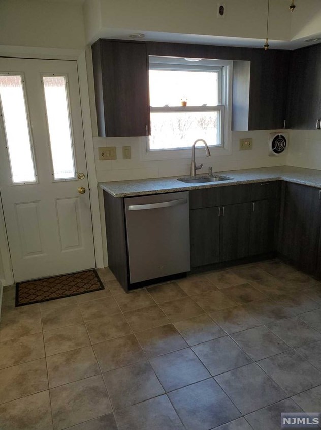 26 Kennedy Ct #1st Floor, Lyndhurst, NJ 07071