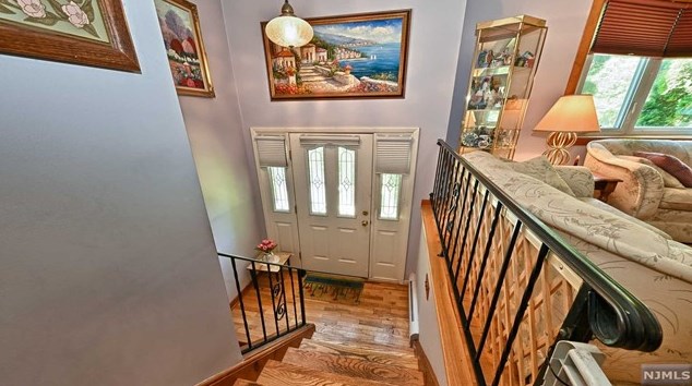 41 Olive Ln, Skyline Lakes, NJ 07456