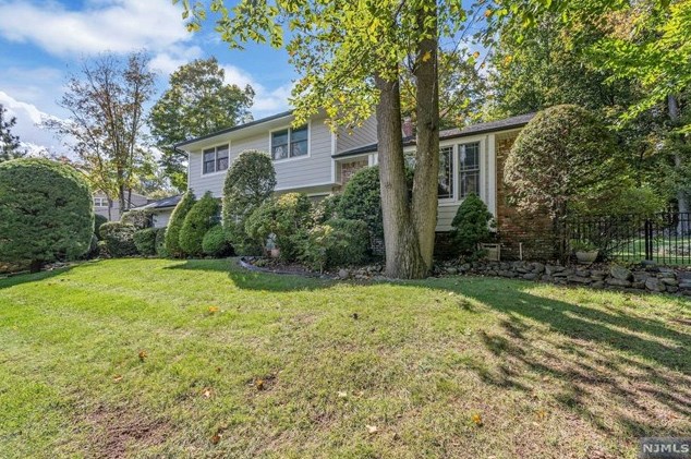 121 Overlook Dr, Westwood, NJ 07677