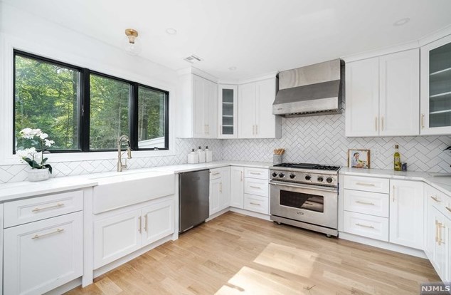 54 Brook St, Closter, NJ 07624