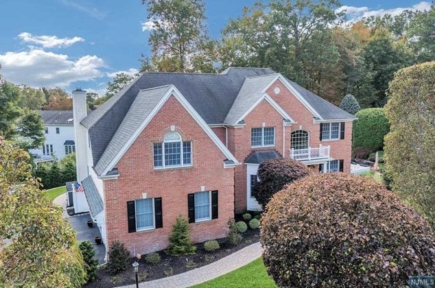 8 Concord Ct, Mahwah, NJ 07430
