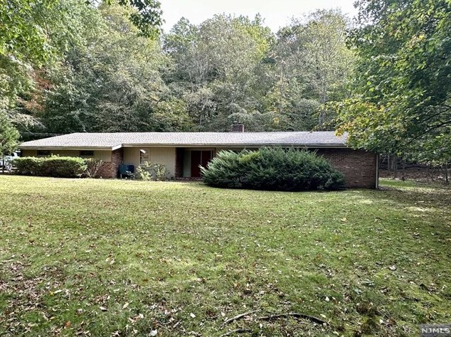 16 Deerfield Ln, Upper Saddle River, NJ 07458