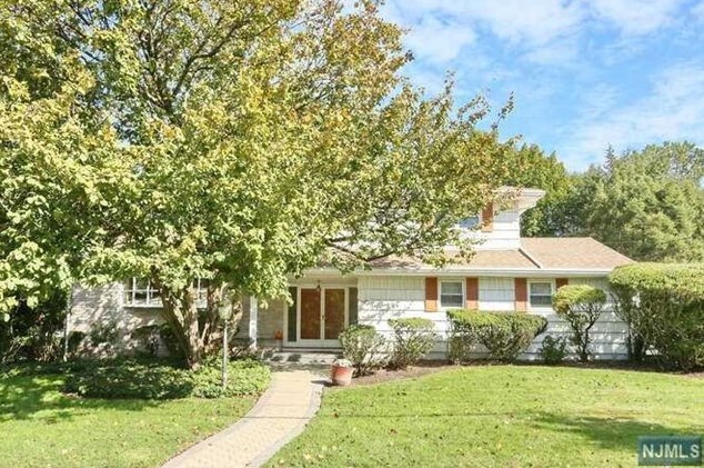 147 Country Club Dr, Oradell, NJ 07649
