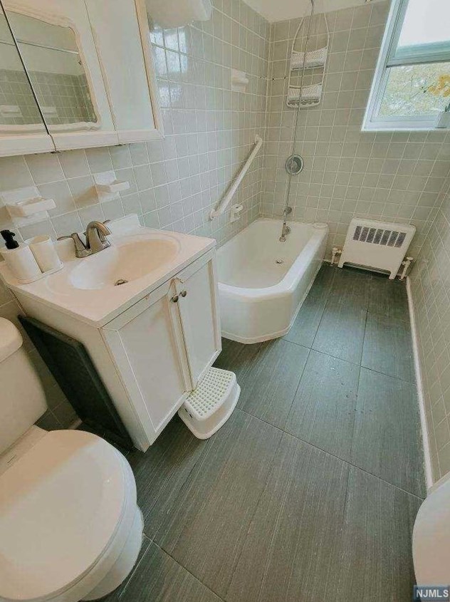 2340 Linwood Ave, West Fort Lee NJ 07024-3863 exterior