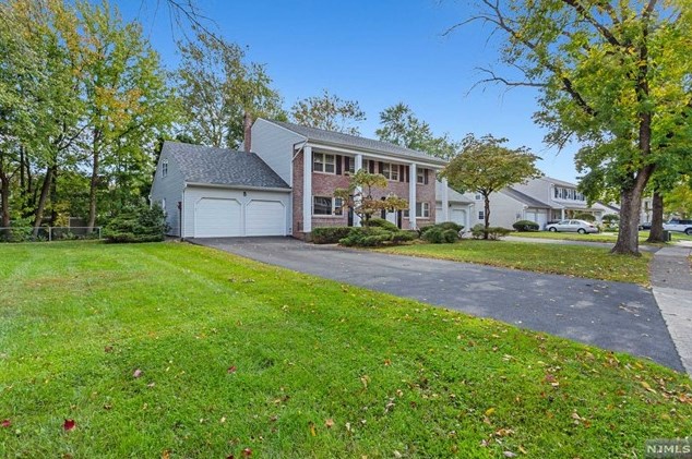 10 Forsythia Ln, Paramus, NJ 07652