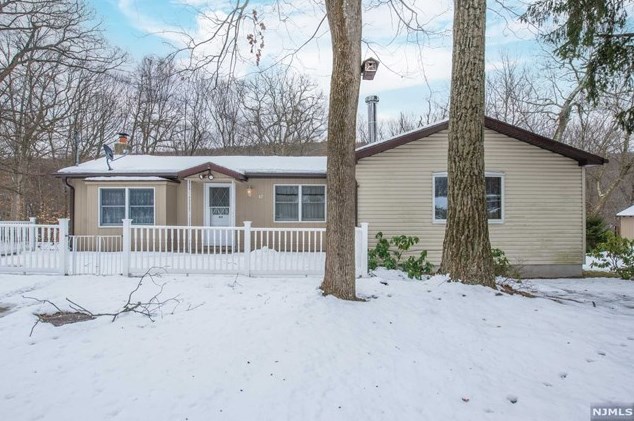 42 Papscoe Rd, West Milford, NJ 07421