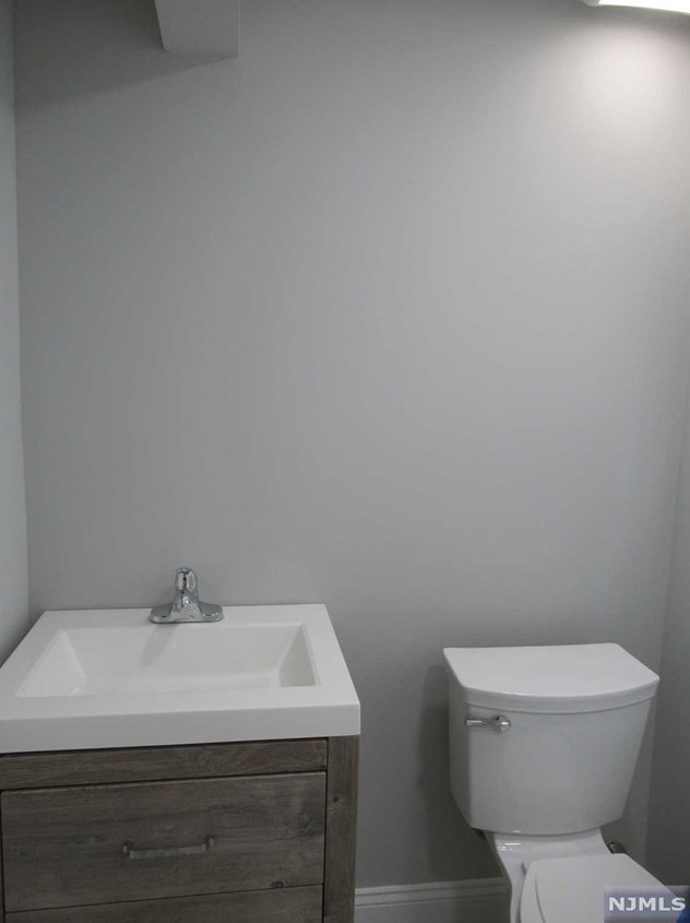 68 Hemlock St, Oakland NJ  07436-1829 exterior