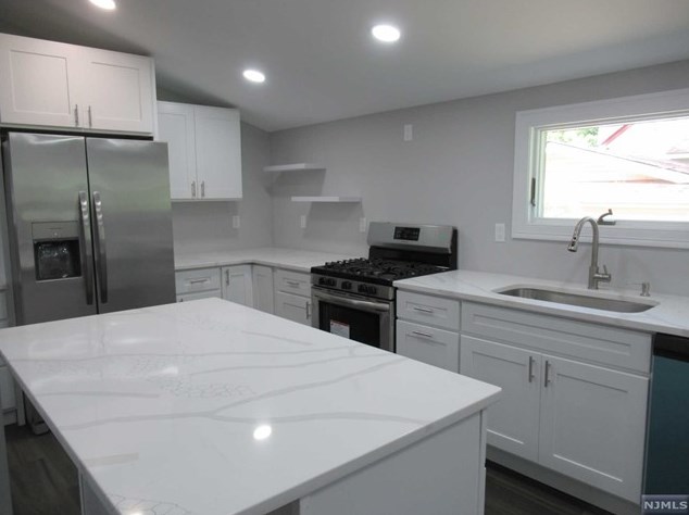 68 Hemlock St, Oakland NJ  07436-1829 exterior