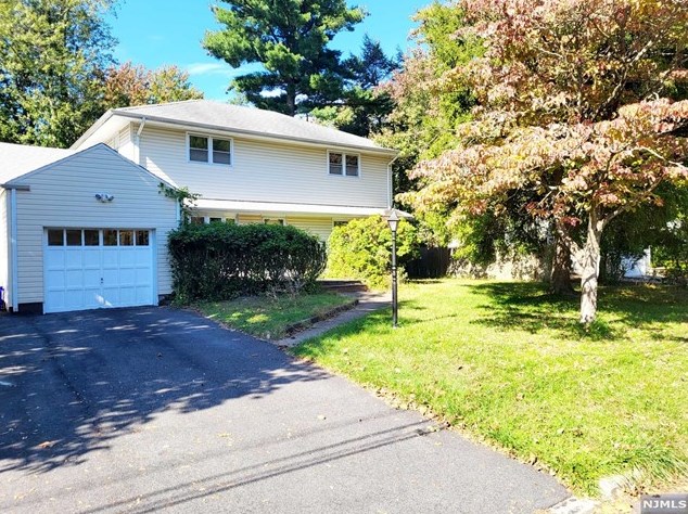 19 Holly Ln, Cresskill, NJ 07626