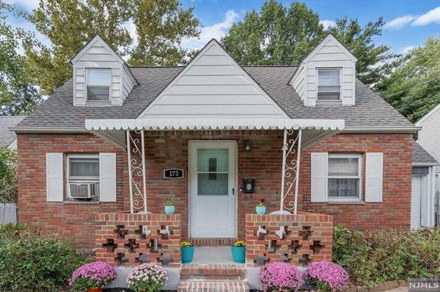 173 Washington Ave, Elmwood Park, NJ 07407-2308
