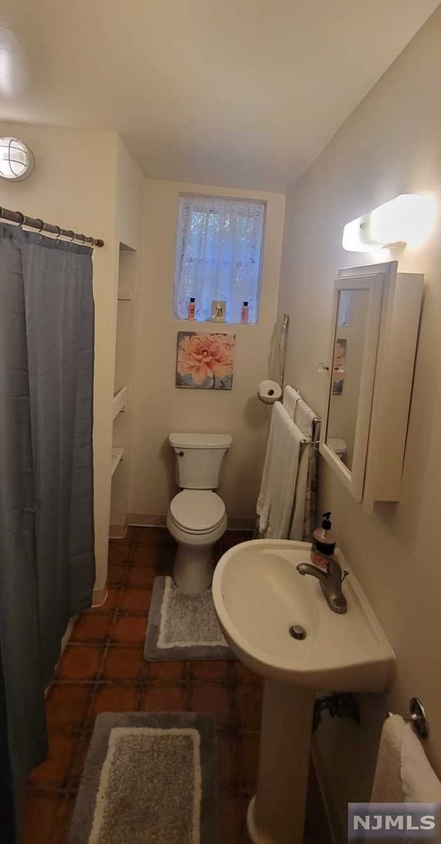 125 Upper Lakeview Ave, Skyline Lakes NJ  07456-2831 exterior