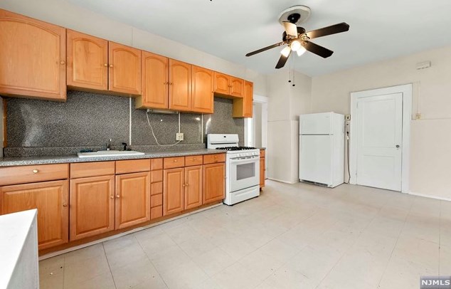 16 Poe Ave, Newark NJ  07106-1507 exterior