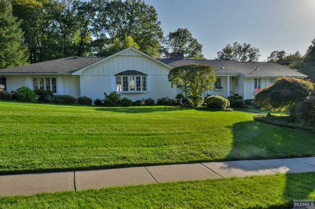 811 Carol Pl, Oradell, NJ 07649